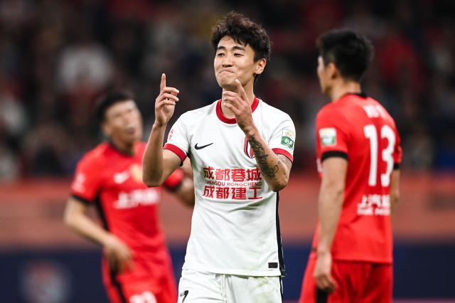 以硬碰硬掀翻海港！成都蓉城上海滩扬威直追申花